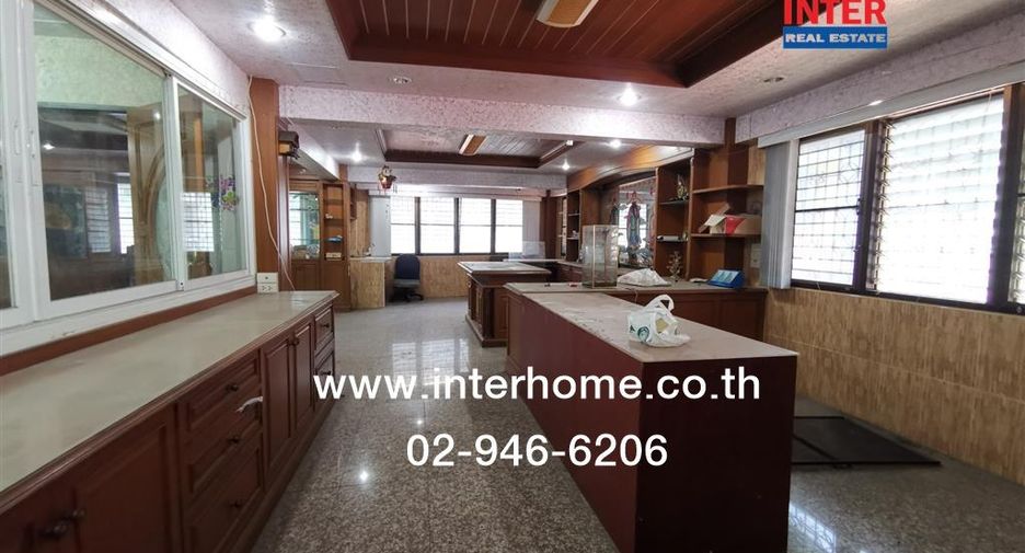 For sale 4 bedrooms retail Space in Khlong San, Bangkok
