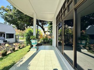 À louer 4 chambres maison à Huai Khwang, Bangkok