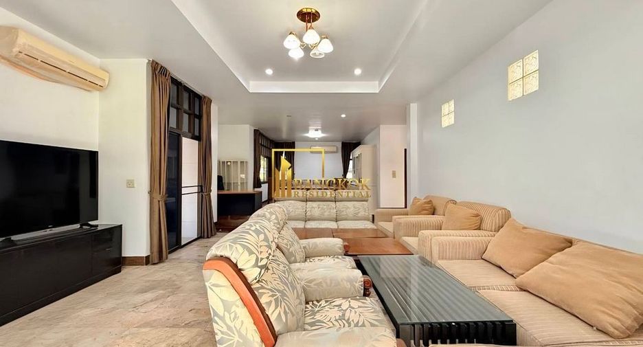 À louer 4 chambres maison à Huai Khwang, Bangkok