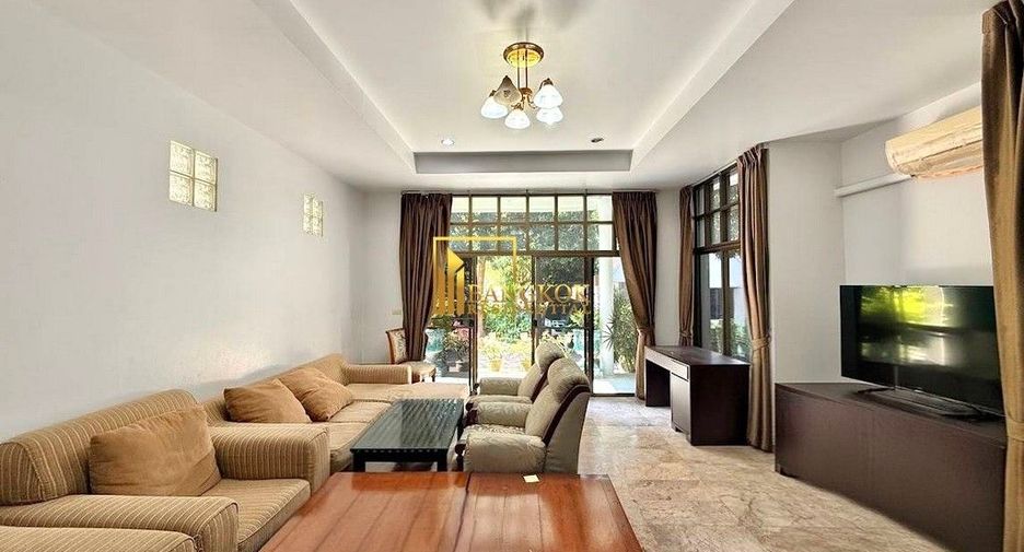 À louer 4 chambres maison à Huai Khwang, Bangkok