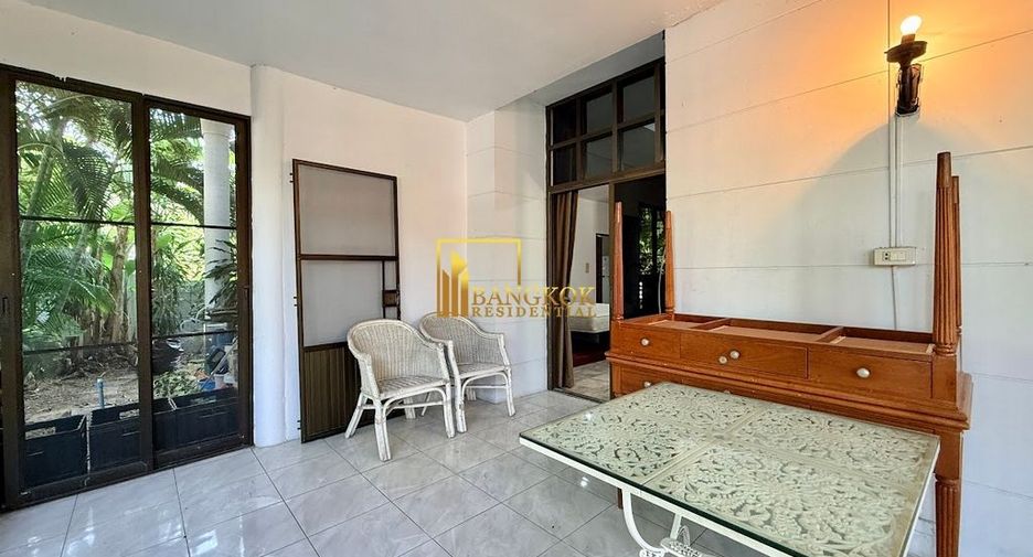 À louer 4 chambres maison à Huai Khwang, Bangkok