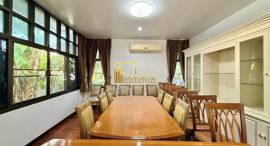 À louer 4 chambres maison à Huai Khwang, Bangkok