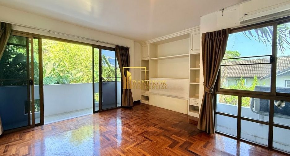 À louer 4 chambres maison à Huai Khwang, Bangkok