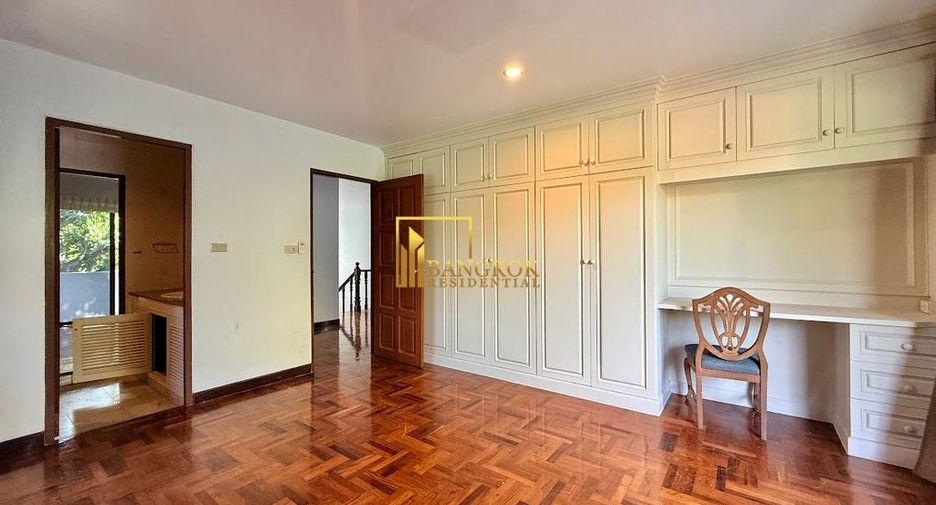 À louer 4 chambres maison à Huai Khwang, Bangkok