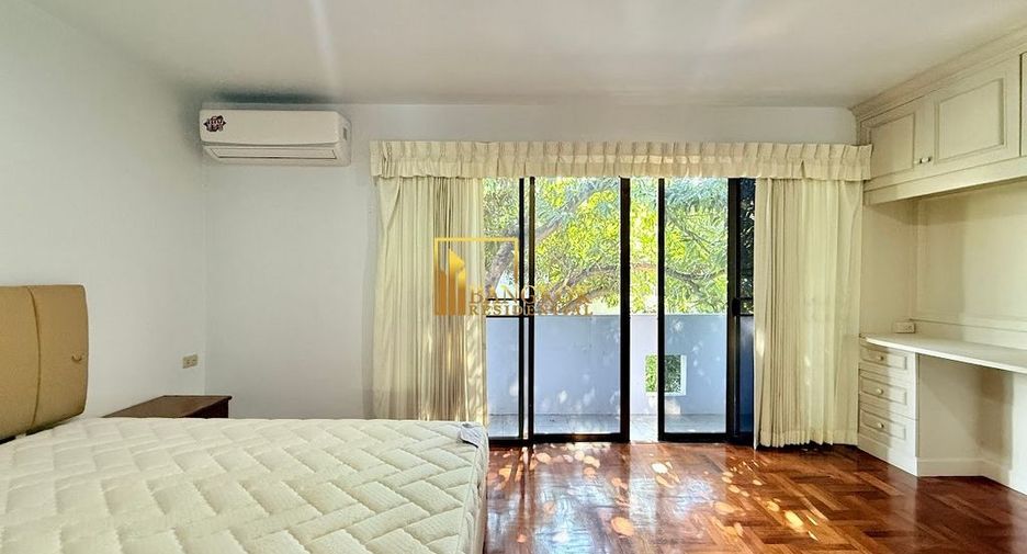 À louer 4 chambres maison à Huai Khwang, Bangkok