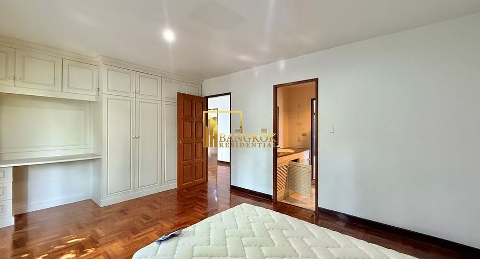 À louer 4 chambres maison à Huai Khwang, Bangkok