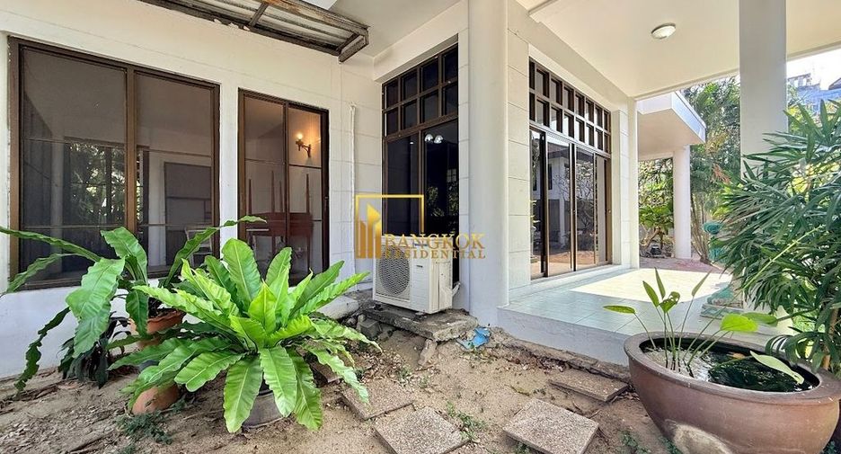 À louer 4 chambres maison à Huai Khwang, Bangkok