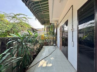 À louer 4 chambres maison à Huai Khwang, Bangkok