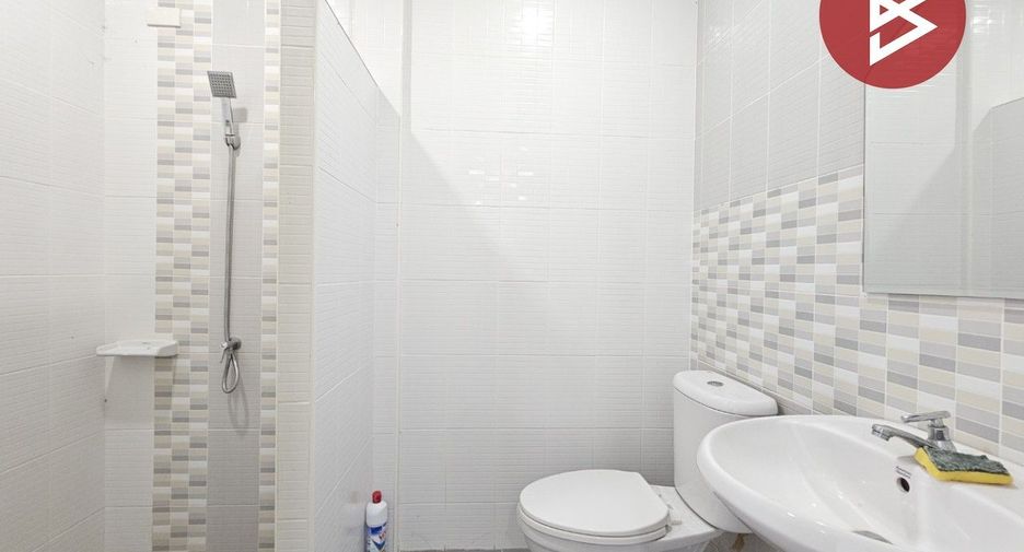 For sale 2 ベッドルーム townhouse in Ban Bueng, Chonburi