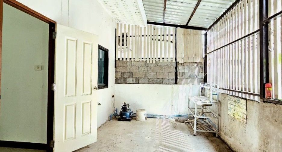 For sale 2 ベッドルーム townhouse in Ban Bueng, Chonburi