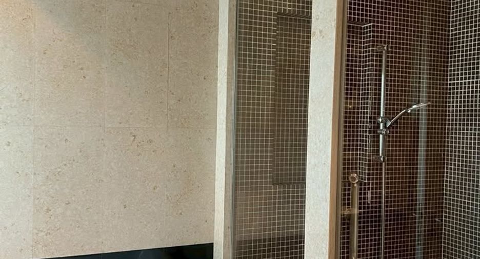For rent 3 bedrooms condo in Pathum Wan, Bangkok