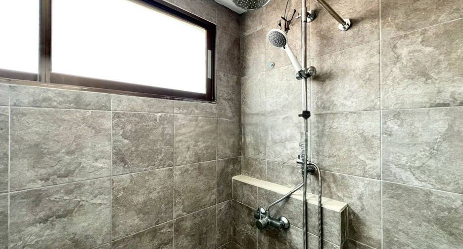 For rent 3 bedrooms townhouse in Watthana, Bangkok
