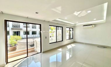 For rent 3 bedrooms townhouse in Watthana, Bangkok