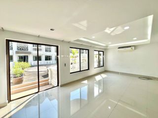 Casa adosada en alquiler de 3 habitaciones en Watthana, Bangkok