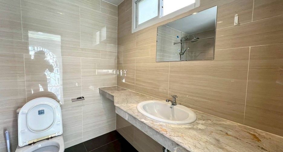 For rent 3 bedrooms townhouse in Watthana, Bangkok