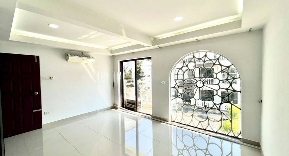 For rent 3 bedrooms townhouse in Watthana, Bangkok