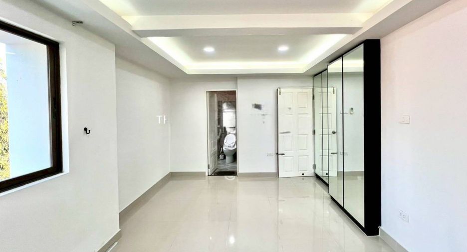 For rent 3 bedrooms townhouse in Watthana, Bangkok
