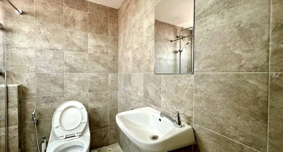 For rent 3 bedrooms townhouse in Watthana, Bangkok