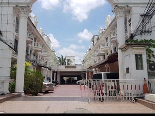 Casa adosada en alquiler de 3 habitaciones en Watthana, Bangkok
