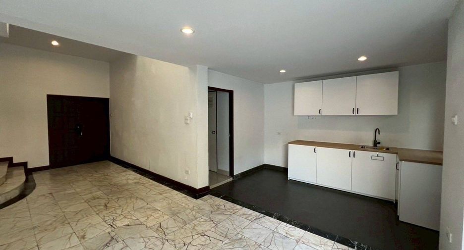 For rent 3 bedrooms townhouse in Watthana, Bangkok