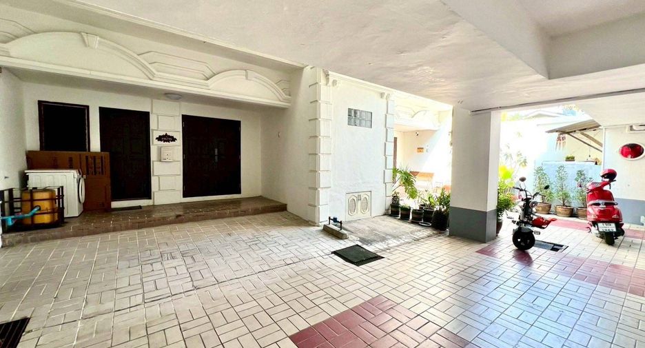 For rent 3 bedrooms townhouse in Watthana, Bangkok