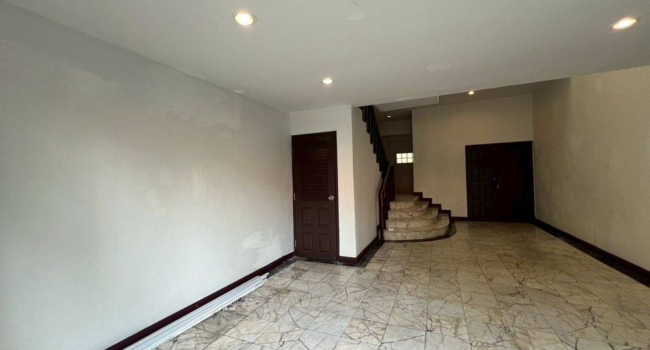 For rent 3 bedrooms townhouse in Watthana, Bangkok