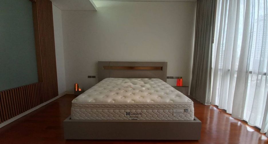 For rent 2 bedrooms condo in Khlong Toei, Bangkok