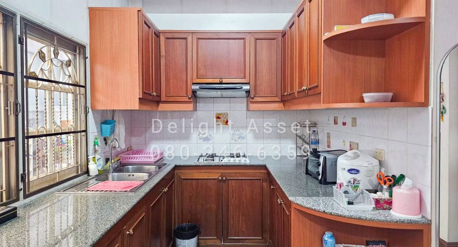 Reihenhaus zum Kauf mit 6 Zimmer in Wang Thonglang, Bangkok