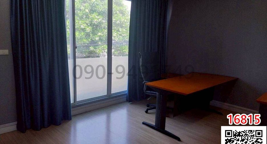 For rent 3 bedrooms townhouse in Bang Kapi, Bangkok