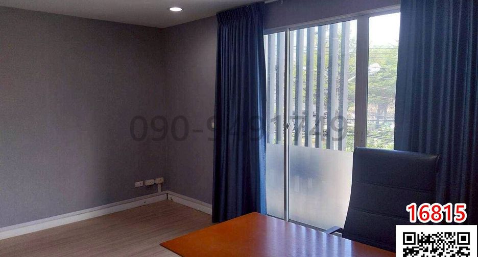 For rent 3 bedrooms townhouse in Bang Kapi, Bangkok