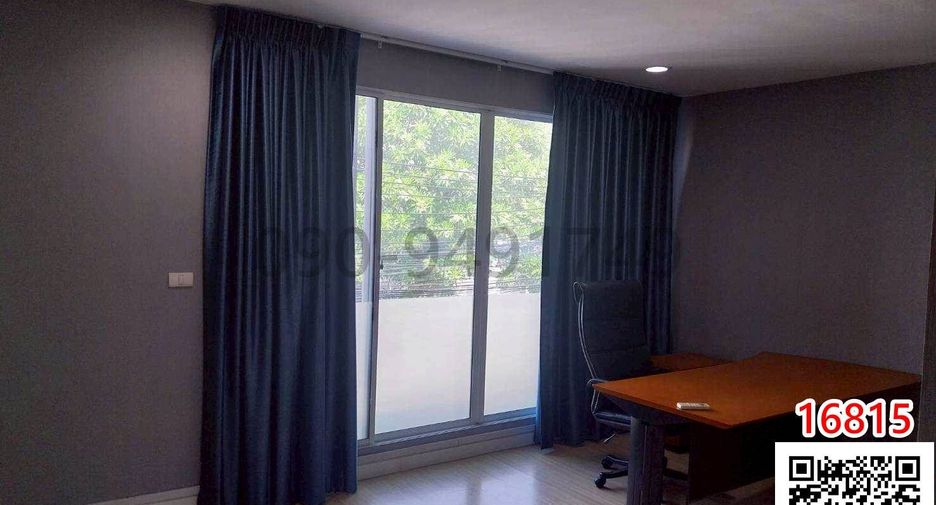 For rent 3 bedrooms townhouse in Bang Kapi, Bangkok