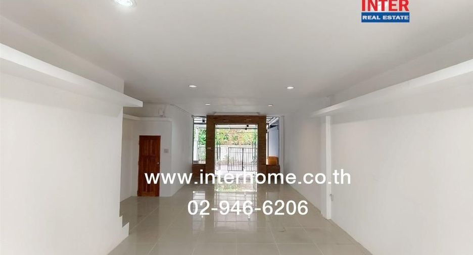 Casa adosada en alquiler y en venta de 3 habitaciones en Din Daeng, Bangkok