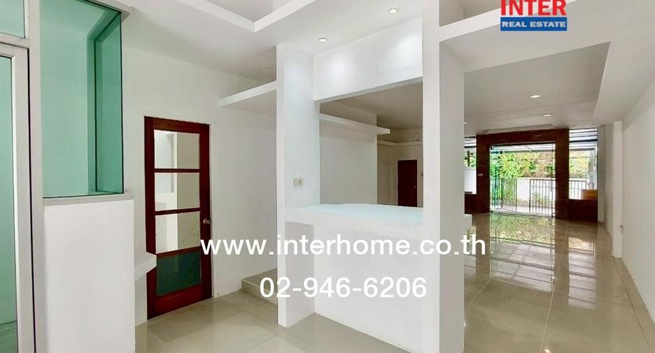 Casa adosada en alquiler y en venta de 3 habitaciones en Din Daeng, Bangkok