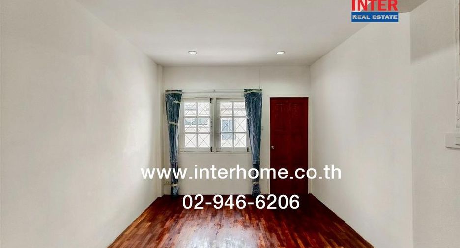 Casa adosada en alquiler y en venta de 3 habitaciones en Din Daeng, Bangkok