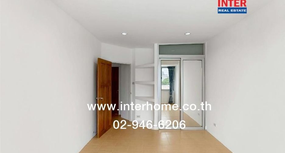 Casa adosada en alquiler y en venta de 3 habitaciones en Din Daeng, Bangkok