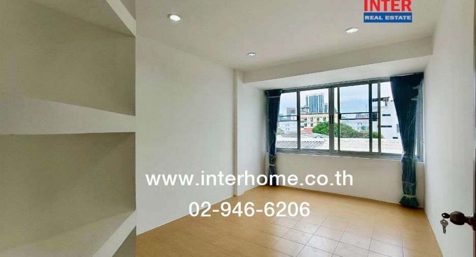 Casa adosada en alquiler y en venta de 3 habitaciones en Din Daeng, Bangkok