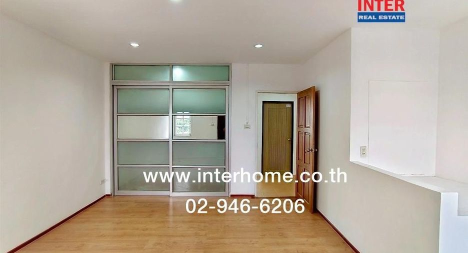 Casa adosada en alquiler y en venta de 3 habitaciones en Din Daeng, Bangkok