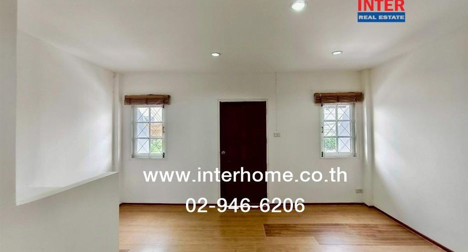 Casa adosada en alquiler y en venta de 3 habitaciones en Din Daeng, Bangkok