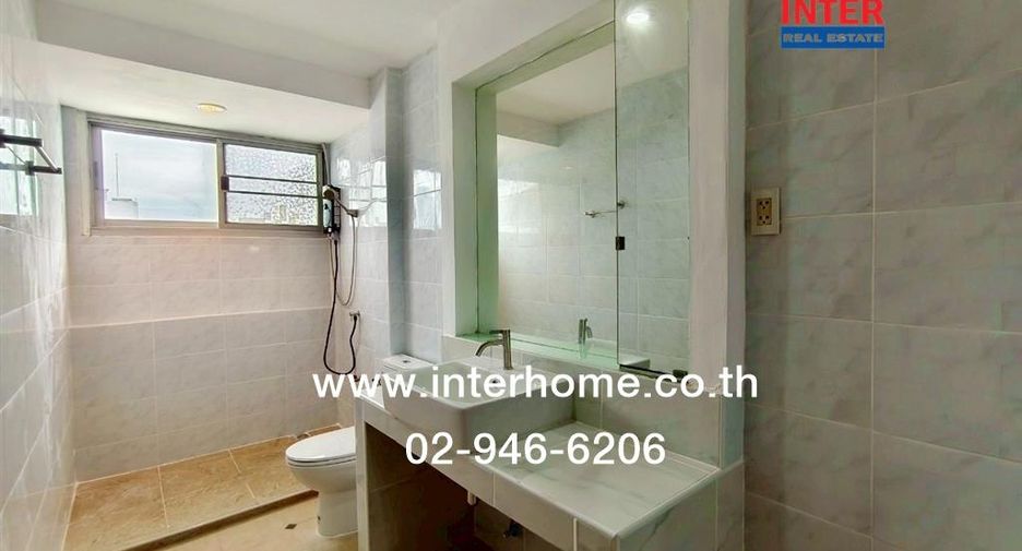 Casa adosada en alquiler y en venta de 3 habitaciones en Din Daeng, Bangkok