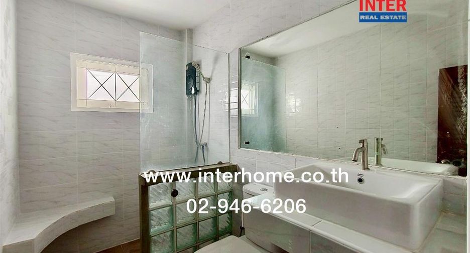 Casa adosada en alquiler y en venta de 3 habitaciones en Din Daeng, Bangkok