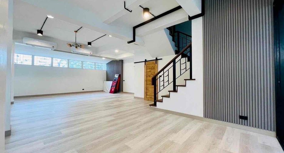 For rent 4 bedrooms villa in Bang Lamung, Chonburi