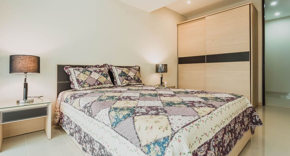 For rent 3 bedrooms condo in Khlong Toei, Bangkok