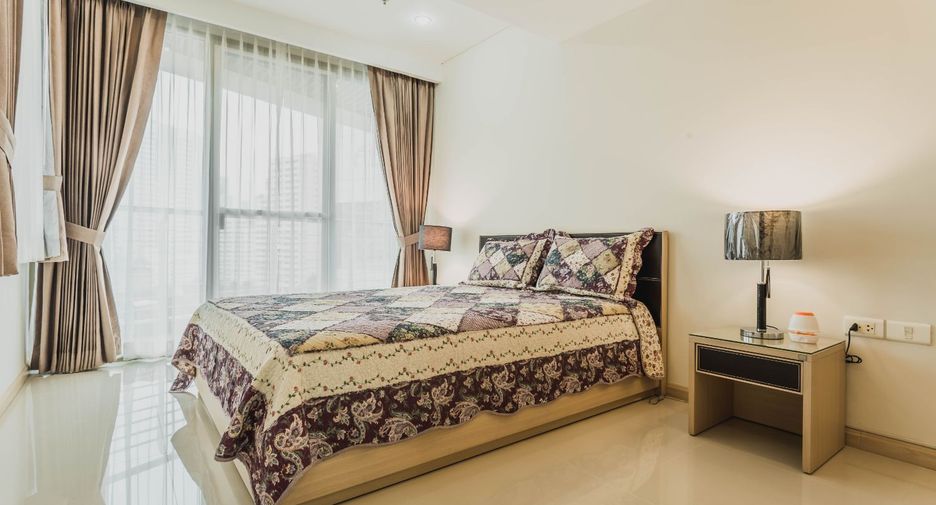 For rent 3 bedrooms condo in Khlong Toei, Bangkok