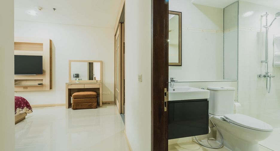 For rent 3 bedrooms condo in Khlong Toei, Bangkok