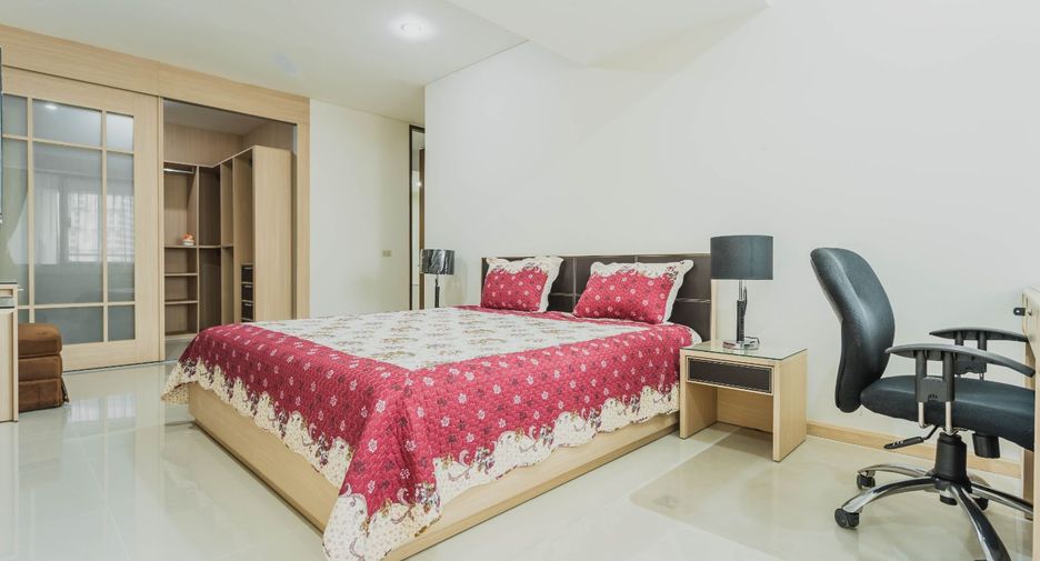 For rent 3 bedrooms condo in Khlong Toei, Bangkok