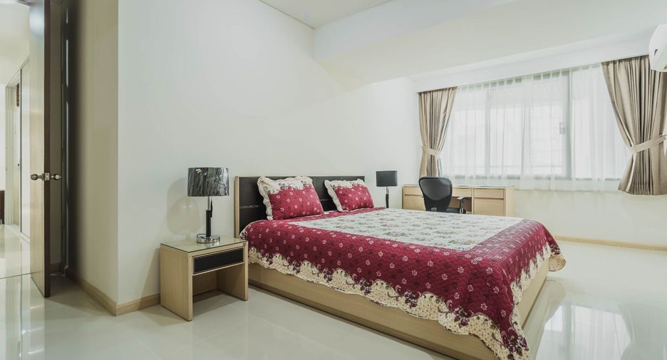 For rent 3 bedrooms condo in Khlong Toei, Bangkok