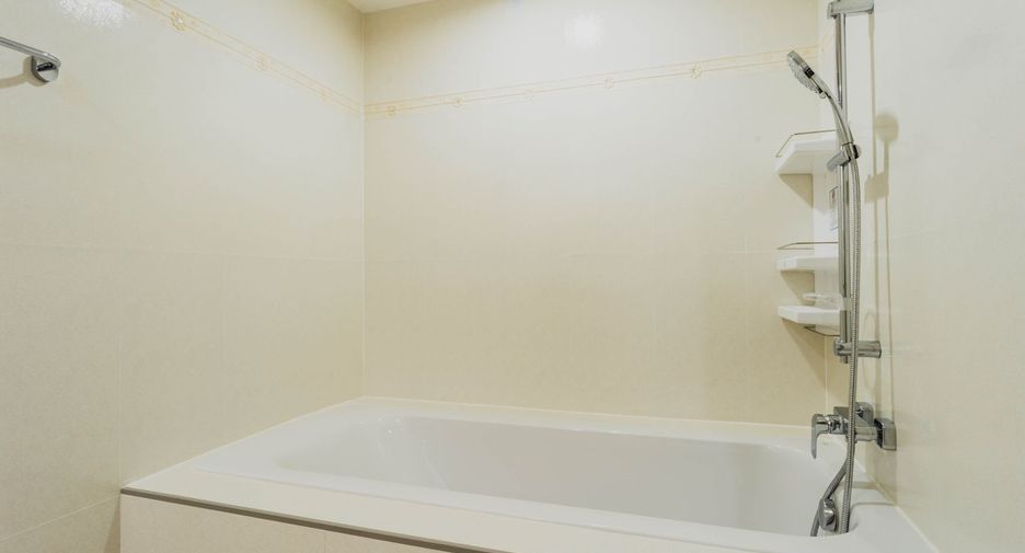 For rent 3 bedrooms condo in Khlong Toei, Bangkok