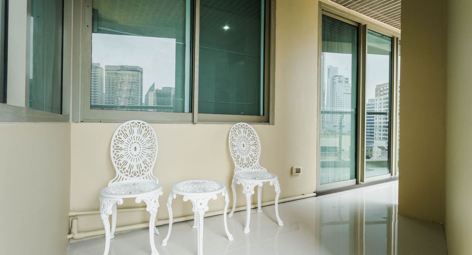 For rent 3 bedrooms condo in Khlong Toei, Bangkok