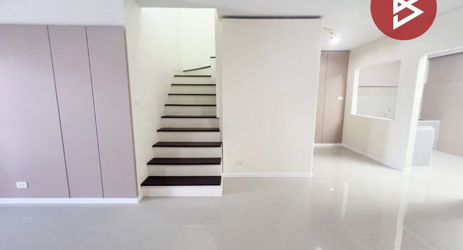 Casa adosada en venta de 3 habitaciones en Khan Na Yao, Bangkok