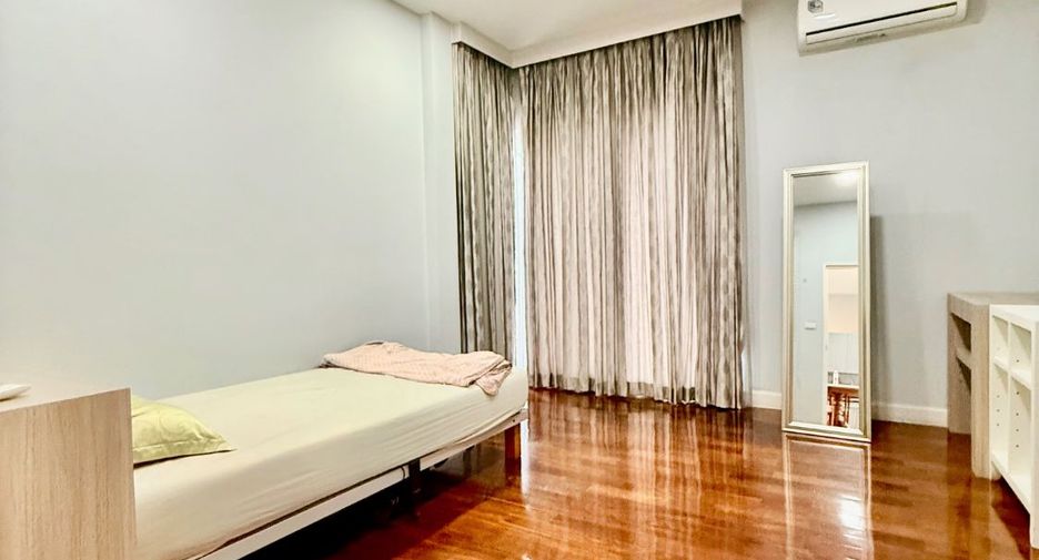 For sale 4 bedrooms house in Saphan Sung, Bangkok